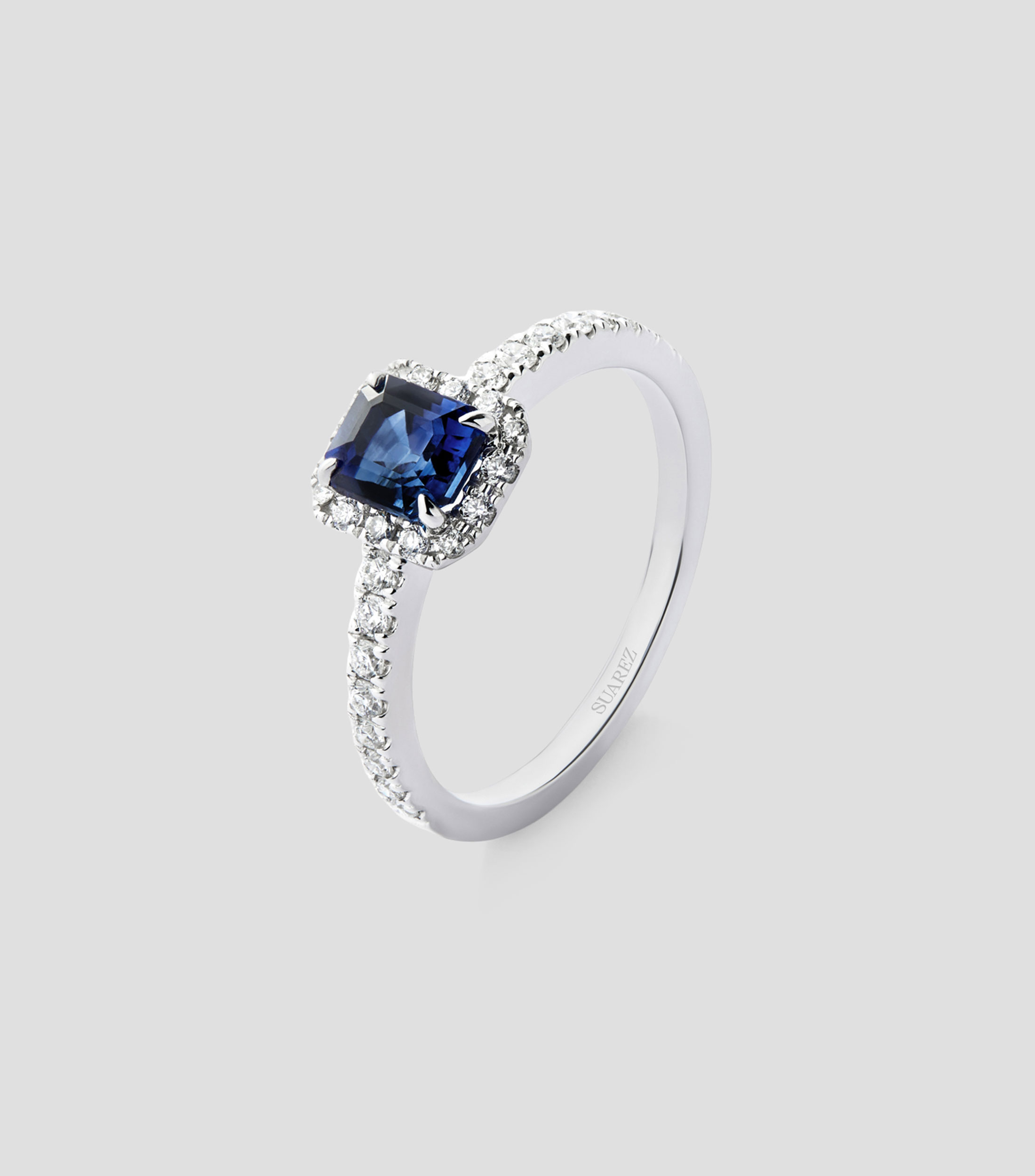 Anillo solitario en Oro blanco de 18 Kilates con zafiro azul y diamantes Mujer